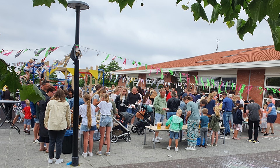 Food Festival met ouders, kinderen en kraampjes met eten.