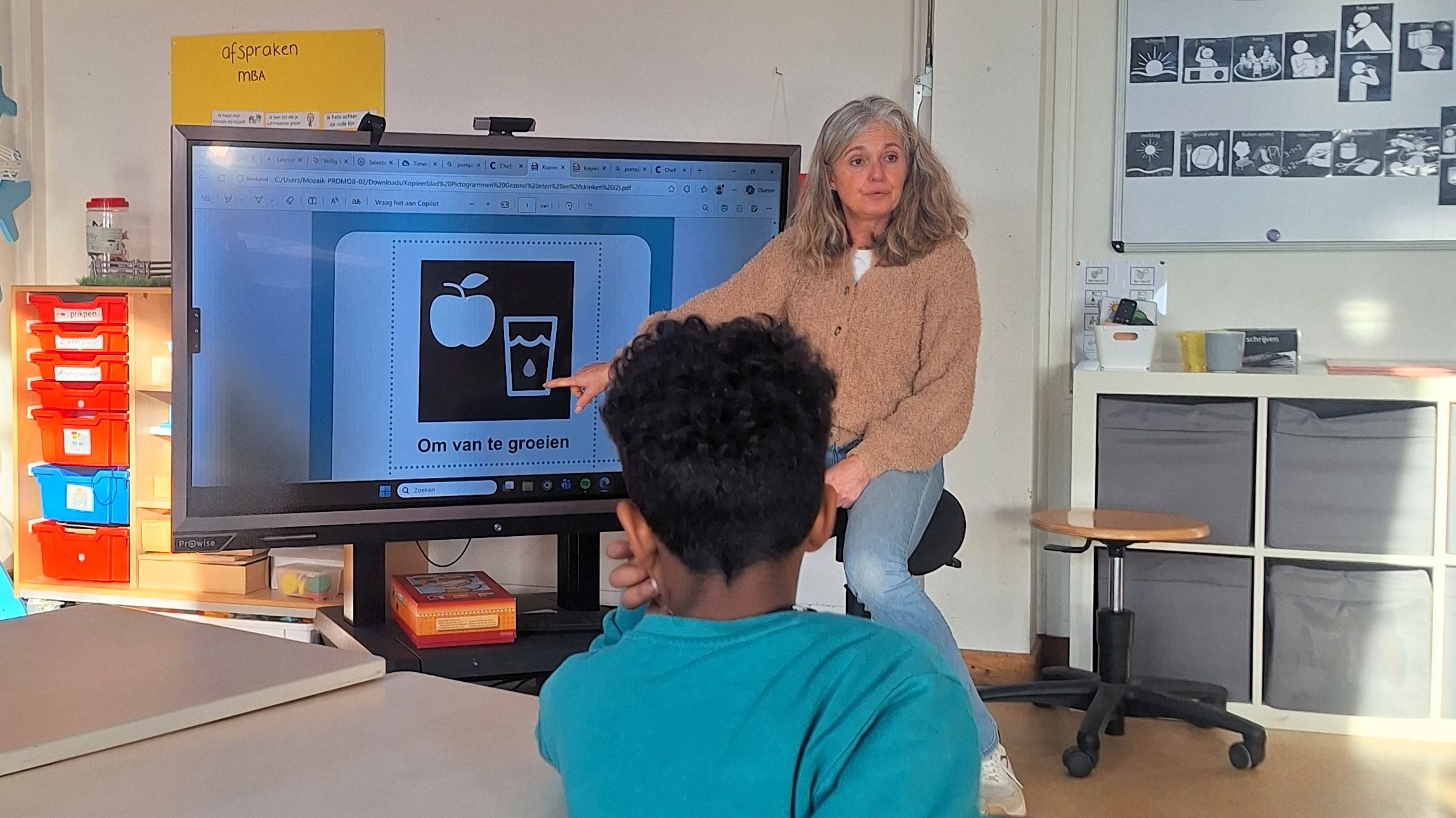 Géke geeft les aan de klas