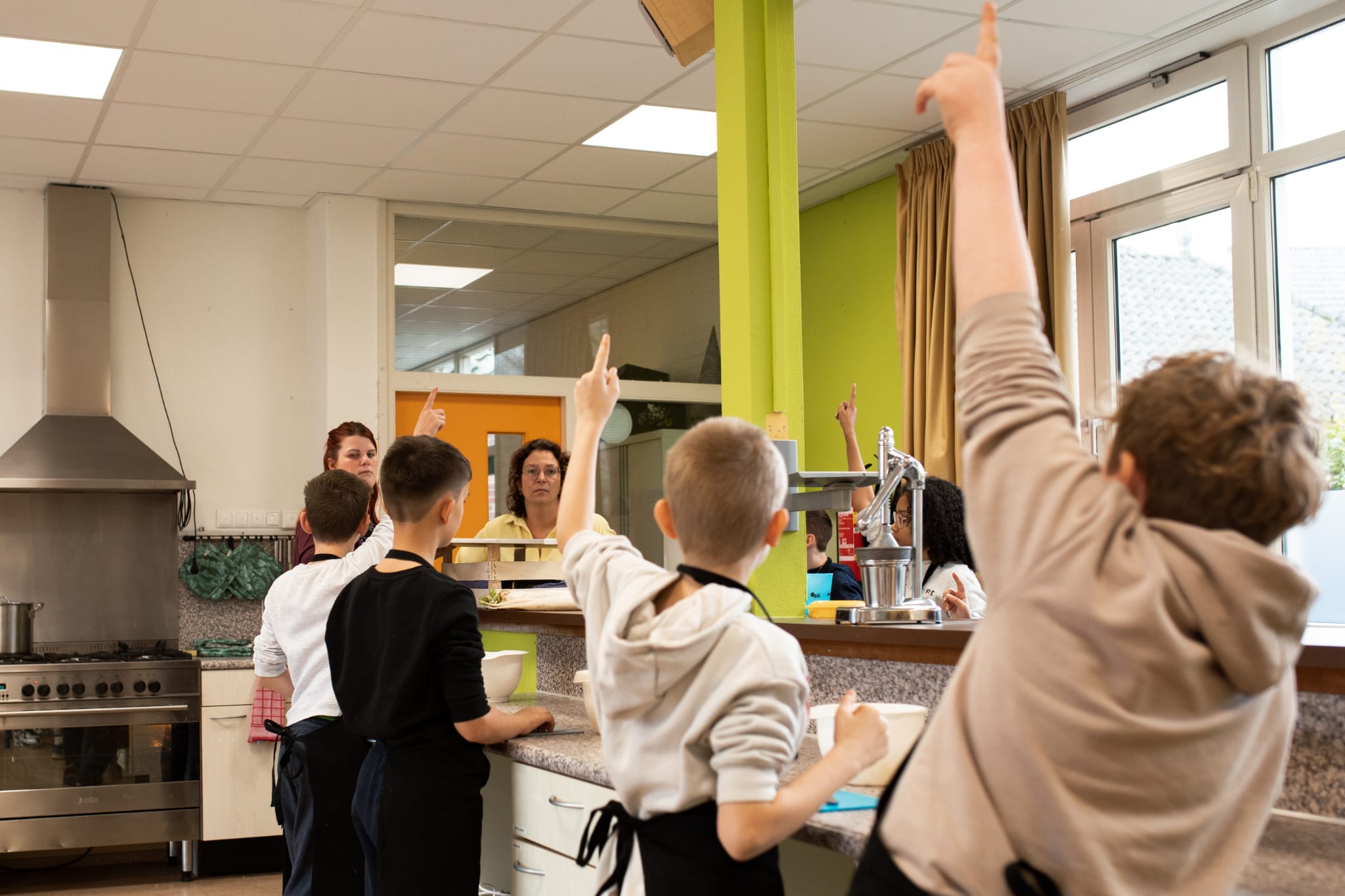 Leerlingen steken vinger op tijdens de les
