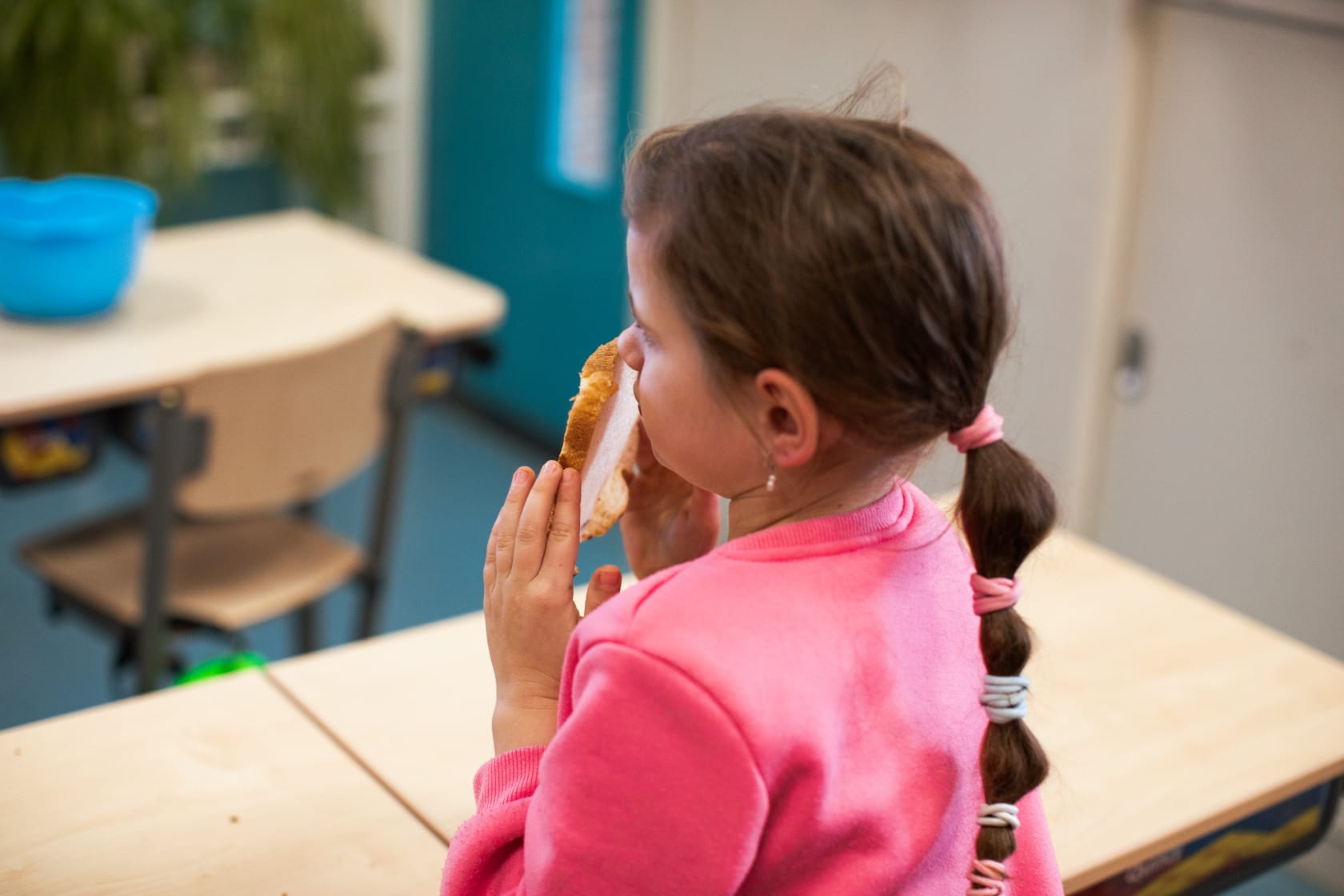 Leerling ruikt aan boterham