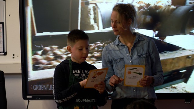 Soupmaster vertelt leerling over groente van de week