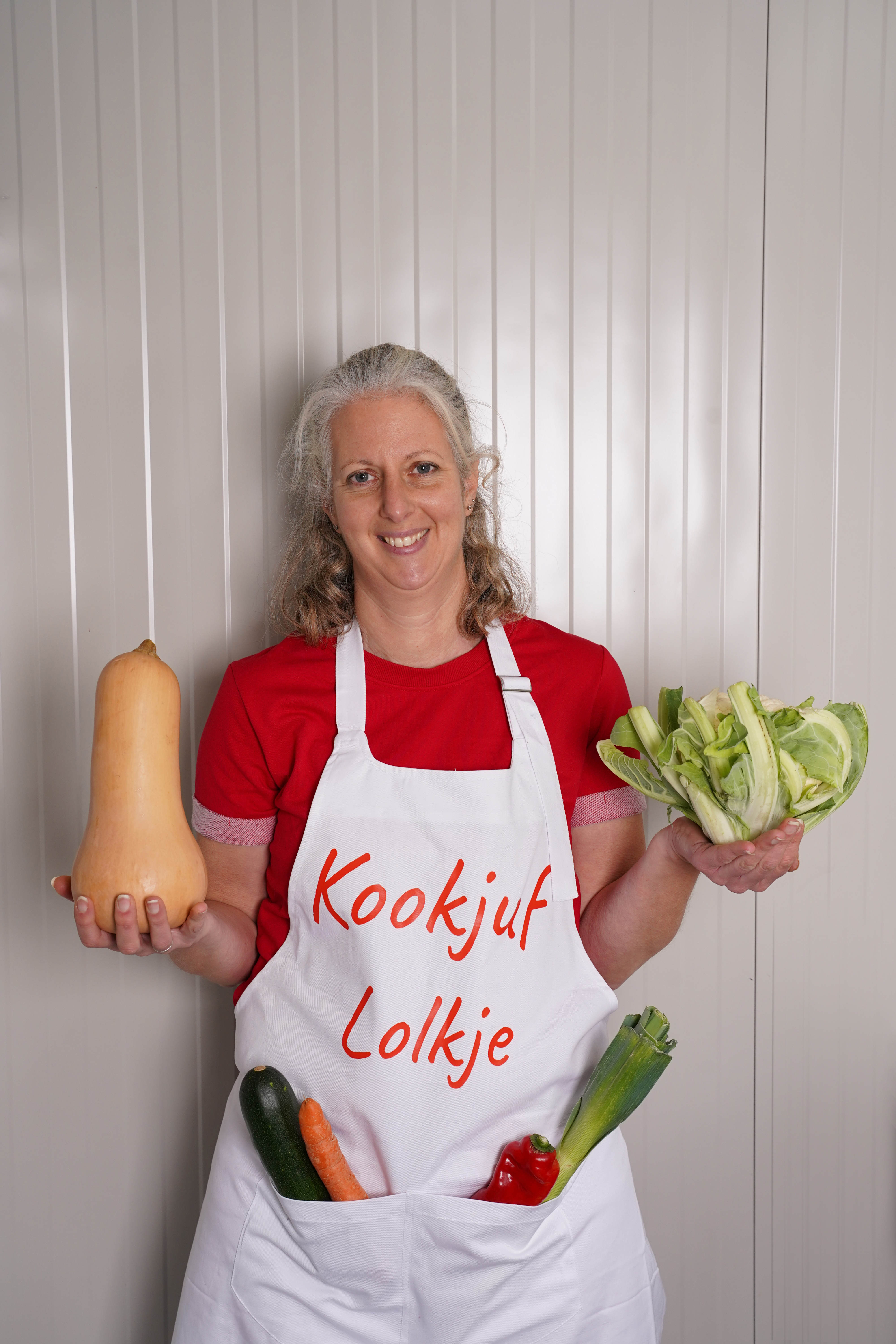 Lokje de Vries met kookschort en groenten