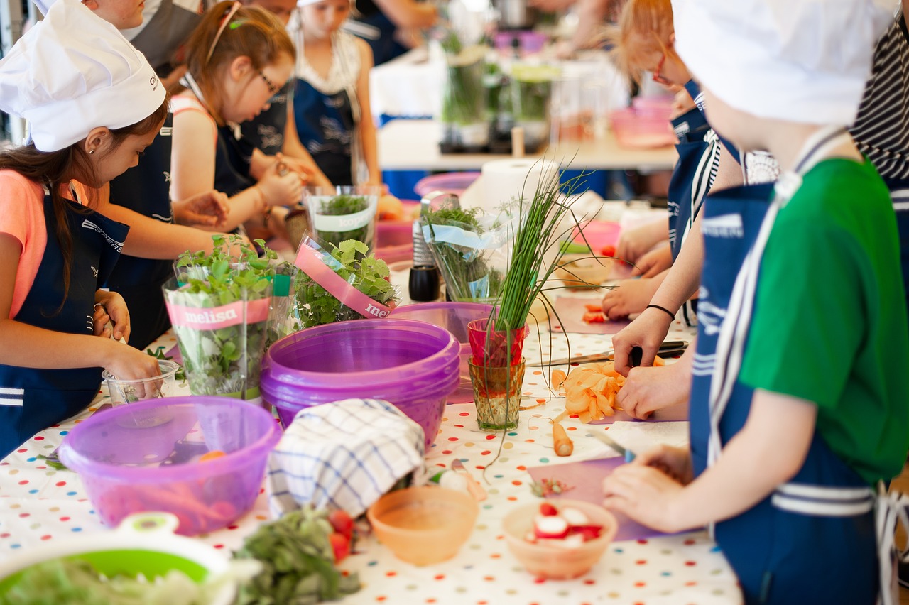 kinderen koken met groenten en kruiden