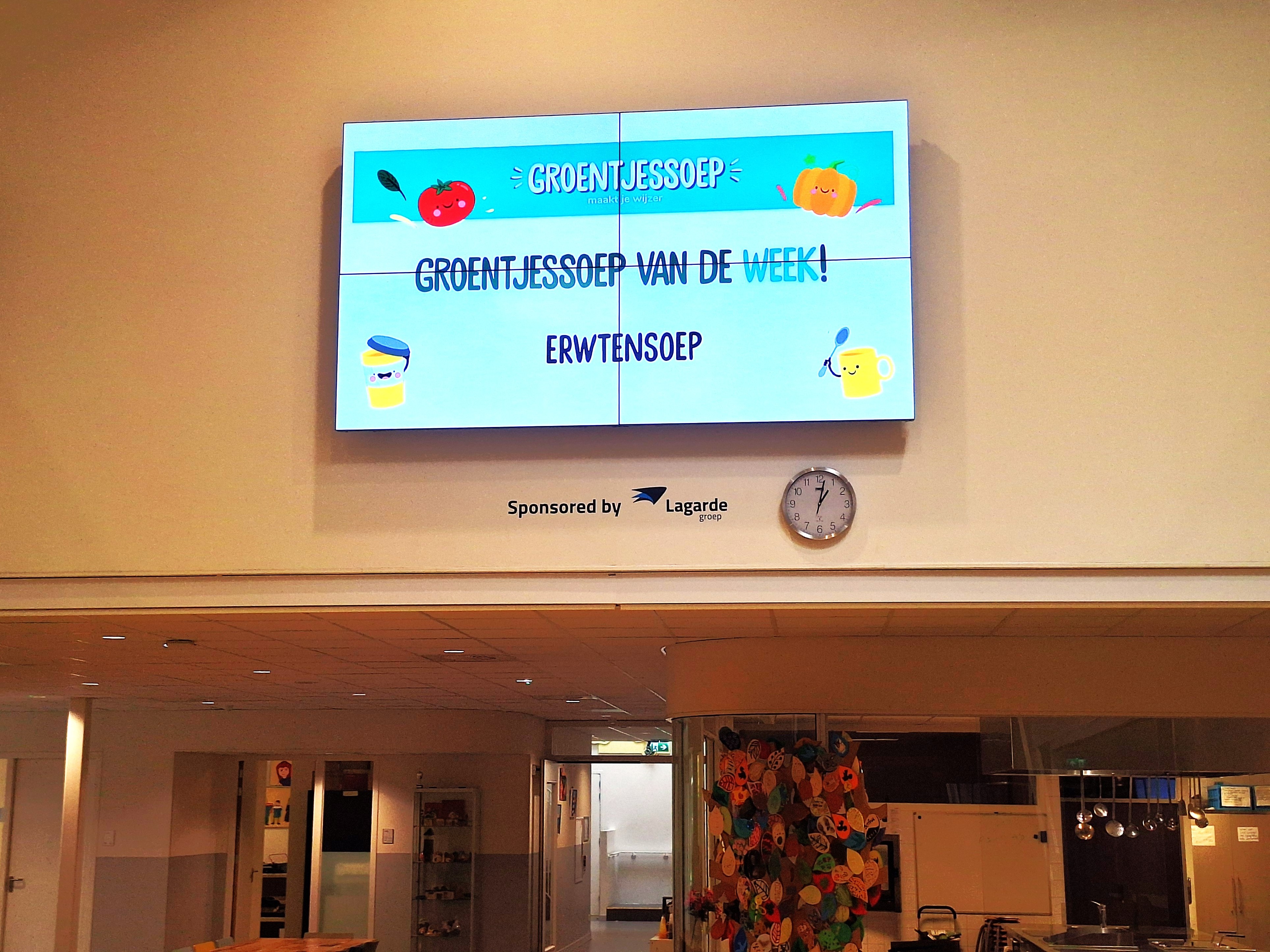 In de aula hangt een aankondiging van de groentjessoep