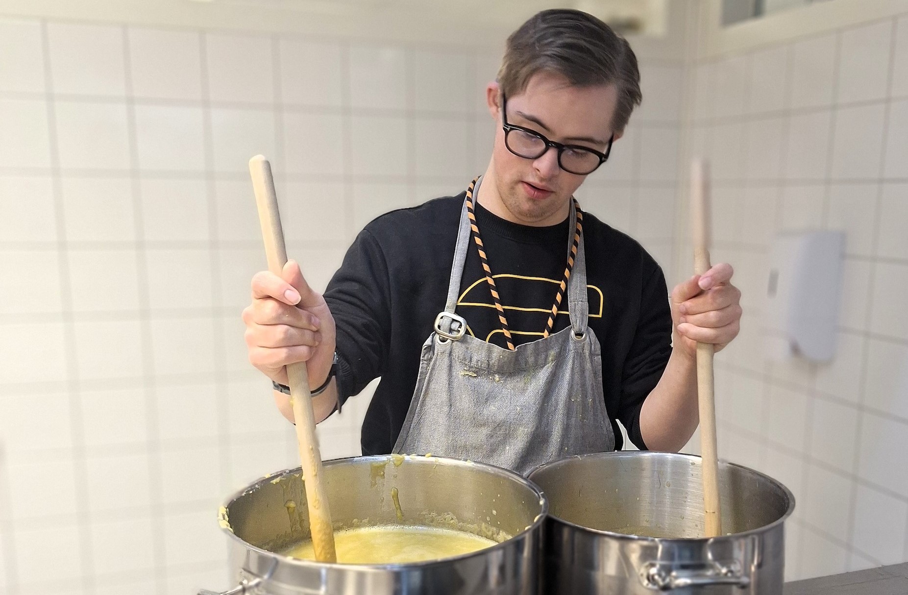 Boris roert in twee pannen