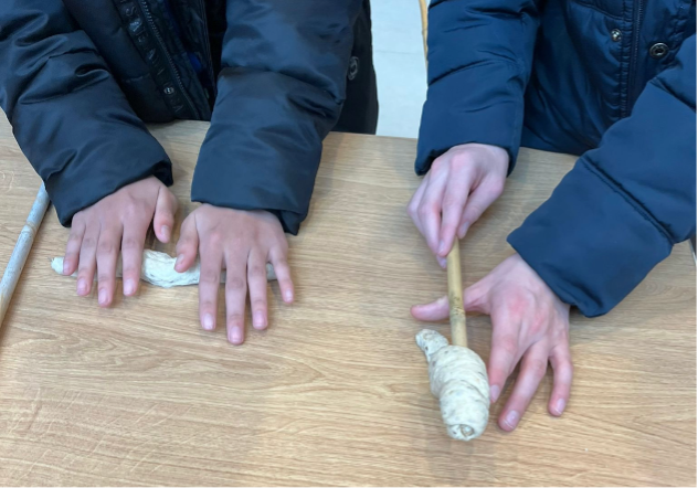 Handen van leerlingen werken met deeg