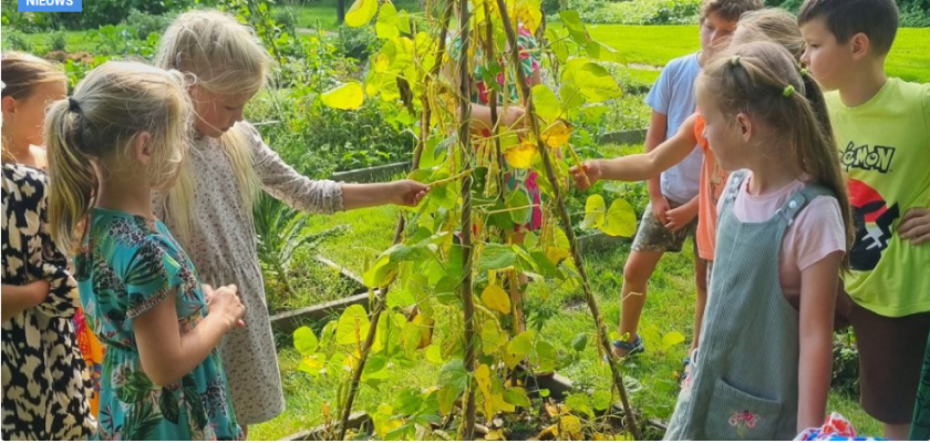 Kinderen in moestuin, foto Sanne Meijer