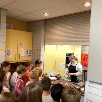De kok doet voor hoe je een ui snijdt