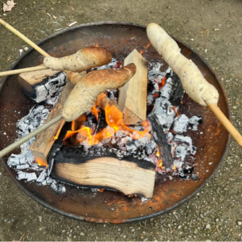 Broodjes worden gebakken op vuur