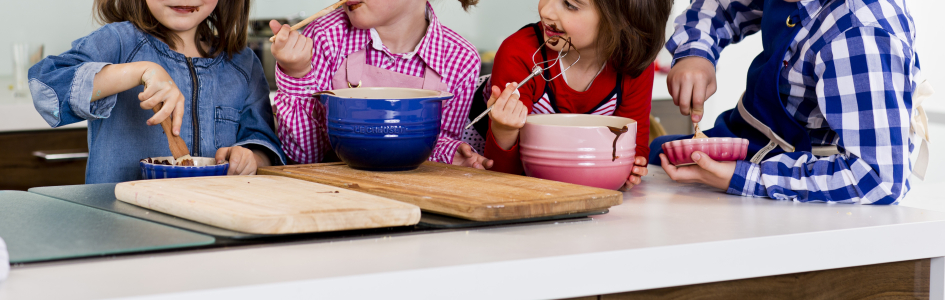 kinderen met kookspullen