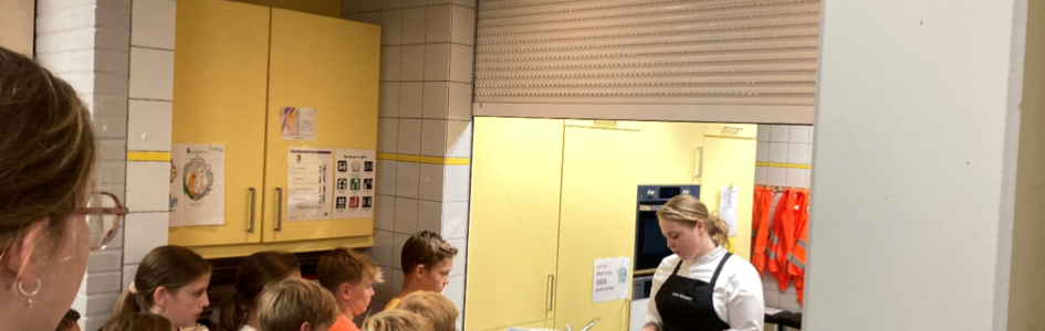 De kok doet voor hoe je een ui snijdt