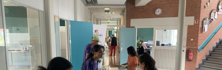 Leerlingen staan aan lange buffettafel in school