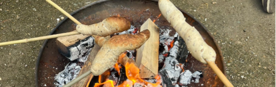 Broodjes worden gebakken op vuur