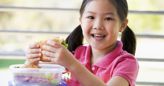 Meisje met lunchbox